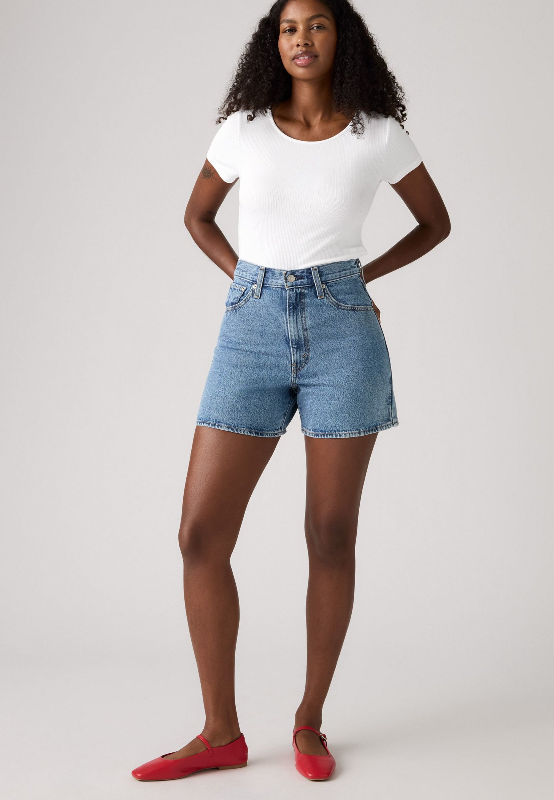 Levi's® CINCH MID THIGH SHORT - Jeansshort - twisted stone/blauw