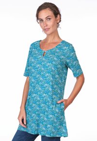 Blumenmuster-Tunika in Petrol und Grün, kurze Ärmel, Rundhalsausschnitt mit Schlitz-Detail. Mit seitlichen Taschen und einer lockeren Passform.