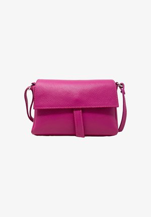 Læder crossover taske i livlig pink. Firkantet form med klaplukning, featuring en rem og subtil tekstureret overflade.