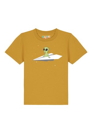 Geel katoenen t-shirt met een cartoonalien op een papieren vliegtuigje tegen een sterrenachtergrond. Korte mouwen en een ronde hals.