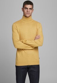 Jack & Jones JJEEMIL ROLL NECK - Neule - spicy mustard