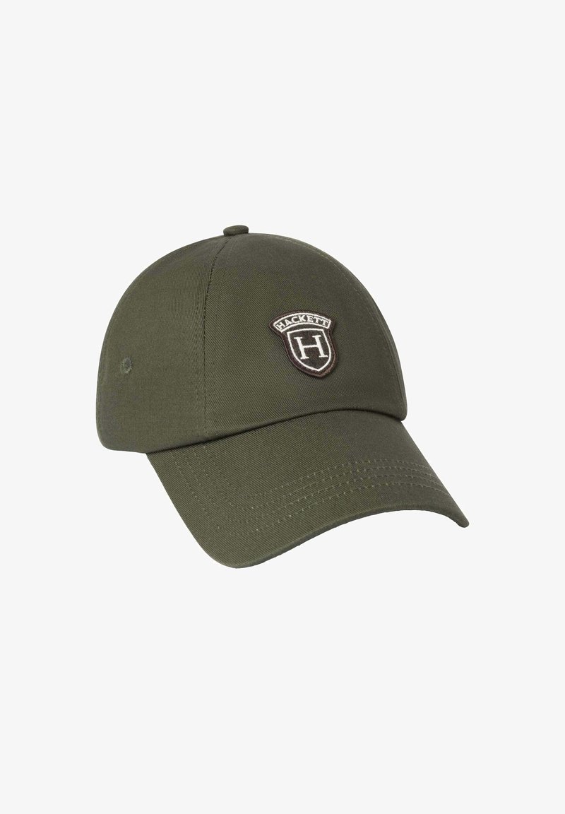 Gorra de béisbol verde oliva con visera curva y un parche frontal que muestra un logo de escudo y la palabra "Hackett."