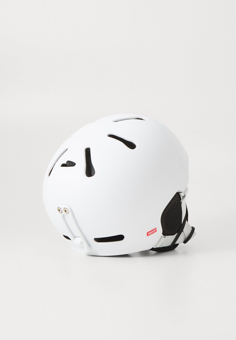 Weißer Helm mit Belüftungsöffnungen, verstellbarem Kinnriemen und einem kleinen roten Logo. Entwickelt für Sicherheit mit einer glatten Außenoberfläche.