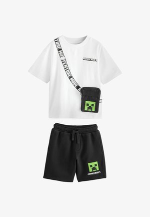 Weißes Minecraft-T-Shirt mit kurzen Ärmeln, schwarze Umhängetasche und schwarze Shorts mit grünem Creeper-Gesicht und dem Text "Minecraft".