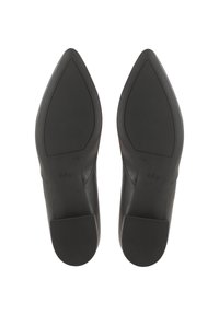 Scarpe nere con punta a forma di stella, realizzate in pelle liscia e con suole piatte in gomma. Presentano un sottile logo del marchio impresso sulla soletta.