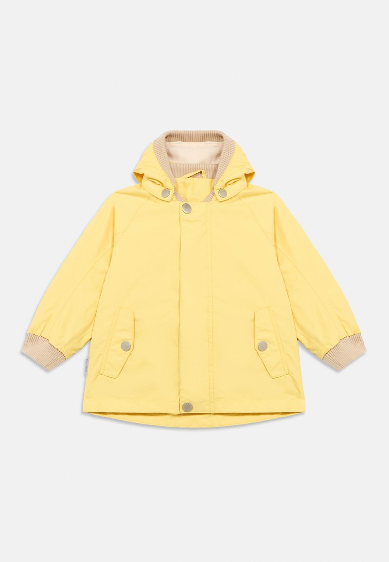 Κίτρινο αδιάβροχο μπουφάν με κουκούλα, κλείσιμο με κουμπιά, δύο εμπρός τσέπες και ριμπ μανσέτες σε μπεζ χρώμα. Λείο ύφασμα με απλό σχέδιο.