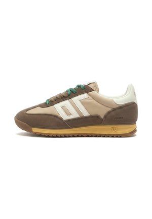 Zapatilla baja informal marrón y beige con cordones verdes, logo blanco en el lateral y suela amarilla marcada con el número 70.