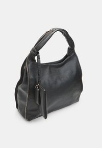 Borsa a tracolla in pelle nera con manico intrecciato, chiusura con zip e etichetta removibile. Superficie testurizzata con un ampio interno.