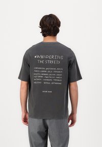 Samsøe Samsøe - WANDERING UNISEX - T-shirt con stampa - black wandering Immagine in miniatura 1