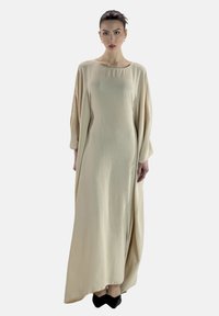 Robe longue beige en tissu doux, dotée d'un encolure rectangulaire et de manches larges, offrant une silhouette fluide et un ourlet droit.