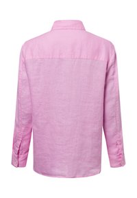 Long-sleeve shirt in light pink linen, featuring a classic collar, buttoned cuffs, and a straight hem with no patterns or embellishments.