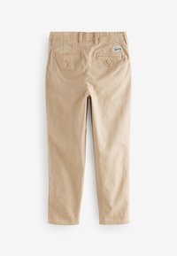 Pantaloni in cotone beige con design a gamba dritta, caratterizzati da due tasche posteriori con chiusura a bottone e un'etichetta del marchio intrecciata sulla cintura.