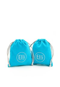 To små turkise stofposer med snorelukninger. Hver pose har et hvidt cirkulært logo med teksten "Elli BY JULIE & GRACE."