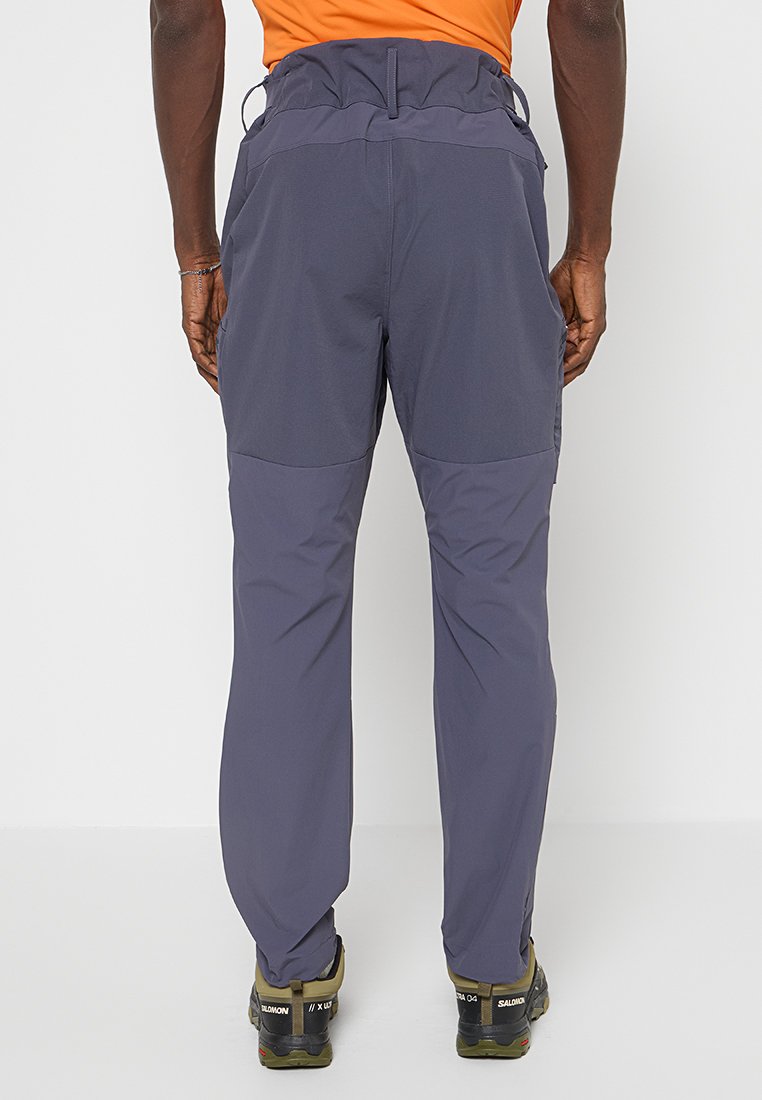 Herren Outdoor-Hosen aus dunkelgrauem Stoff, mit einem lässigen Schnitt, elastischem Bund und verstärkten Knieflicken. Geeignet für aktive Einsätze.