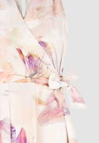 Abito a stampa floreale con una palette di colori pastello, caratterizzato da un design avvolgente, chiusura con fiocco in vita e tessuto morbido.