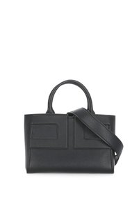 Czarna skórzana torebka na ramię z dwoma uchwytami u góry, regulowanym paskiem na ramię oraz dwiema płaskimi kieszeniami z przodu. Teksturowana powierzchnia z ustrukturyzowanym designem.