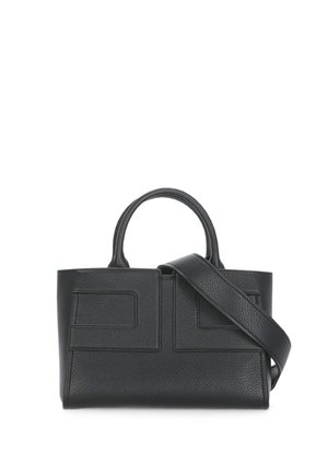 Borsa a mano in pelle nera con due manici superiori, una tracolla regolabile e due tasche piatte frontali. Superficie testurizzata con un design strutturato.