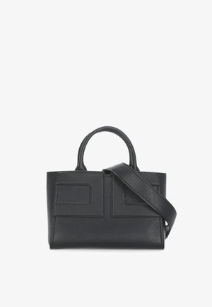 Borsa a mano in pelle nera con due manici superiori, una tracolla regolabile e due tasche piatte frontali. Superficie testurizzata con un design strutturato.