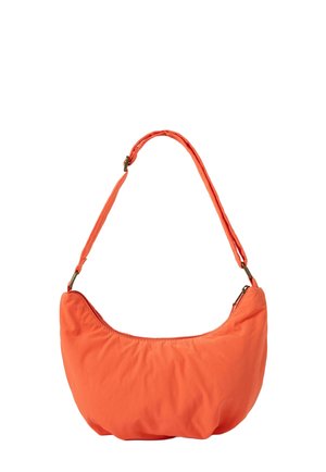 Sac d'épaule orange en forme de croissant avec une sangle ajustable et une fermeture éclair, fabriqué en tissu doux.