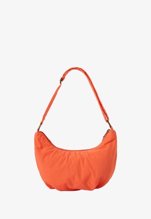 Sac d'épaule orange en forme de croissant avec une sangle ajustable et une fermeture éclair, fabriqué en tissu doux.