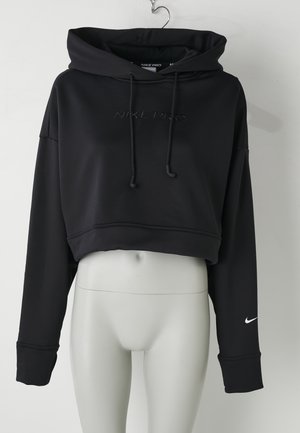 Musta lyhythihainen huppari pehmeästä kankaasta, jossa on huppu, nyörit ja kirjailtu "NIKE PRO" -logo edessä, varustettuna pitkillä hihoilla.