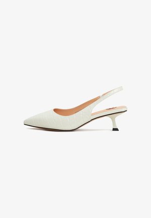 Escarpins à talons avec bride arrière en cuir synthétique blanc effet croco, bouts pointus, talons carrés bas et doublure intérieure lisse. Présentent un design à bride simple.