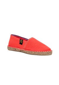 Espadrille en toile rouge avec un bout arrondi, semelle en corde de jute et une petite étiquette noire sur le côté. Design léger et décontracté.