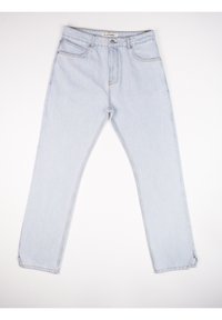 Jeans di denim azzurro chiaro con taglio dritto, dotati di cinque tasche, chiusura con zip e dettagli di cucitura sottili lungo le cuciture.