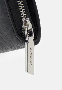 Calvin Klein MUST MONO - Geldbörse - black mono