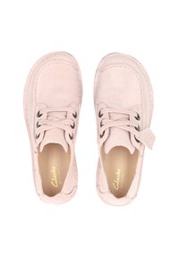 Scarpe in suede rosa chiaro con design a lace-up, punta rotonda, dettagli cuciti e un piccolo tab con branding sul lato.