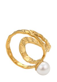 Anello a spirale in texture dorata con una grande perla bianca alla fine su uno sfondo bianco.