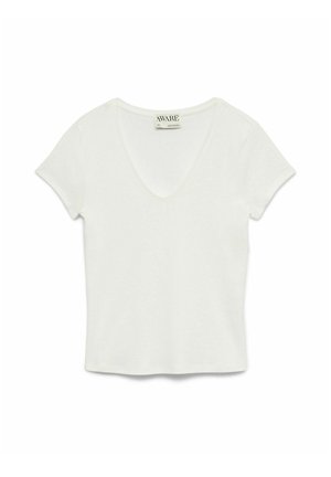 Wit, strak zittend T-shirt met korte mouwen en V-hals met AWARE merklabel aan de binnenkant van de kraag, afgebeeld op een witte achtergrond.