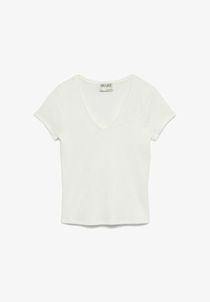 Wit, strak zittend T-shirt met korte mouwen en V-hals met AWARE merklabel aan de binnenkant van de kraag, afgebeeld op een witte achtergrond.