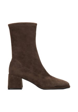 NA STABILNYM KWADRATOWYM OBCASIE - Korte laarzen - dark brown