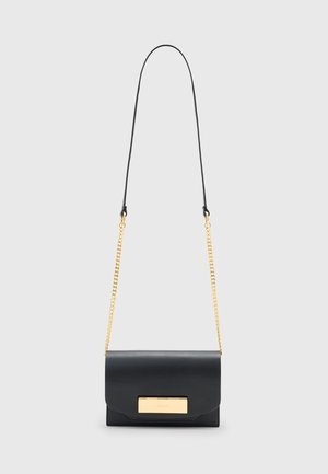 Borsa a tracolla in pelle nera con chiusura a patta, tracolla a catena color oro e dettaglio con piastra metallica rettangolare.