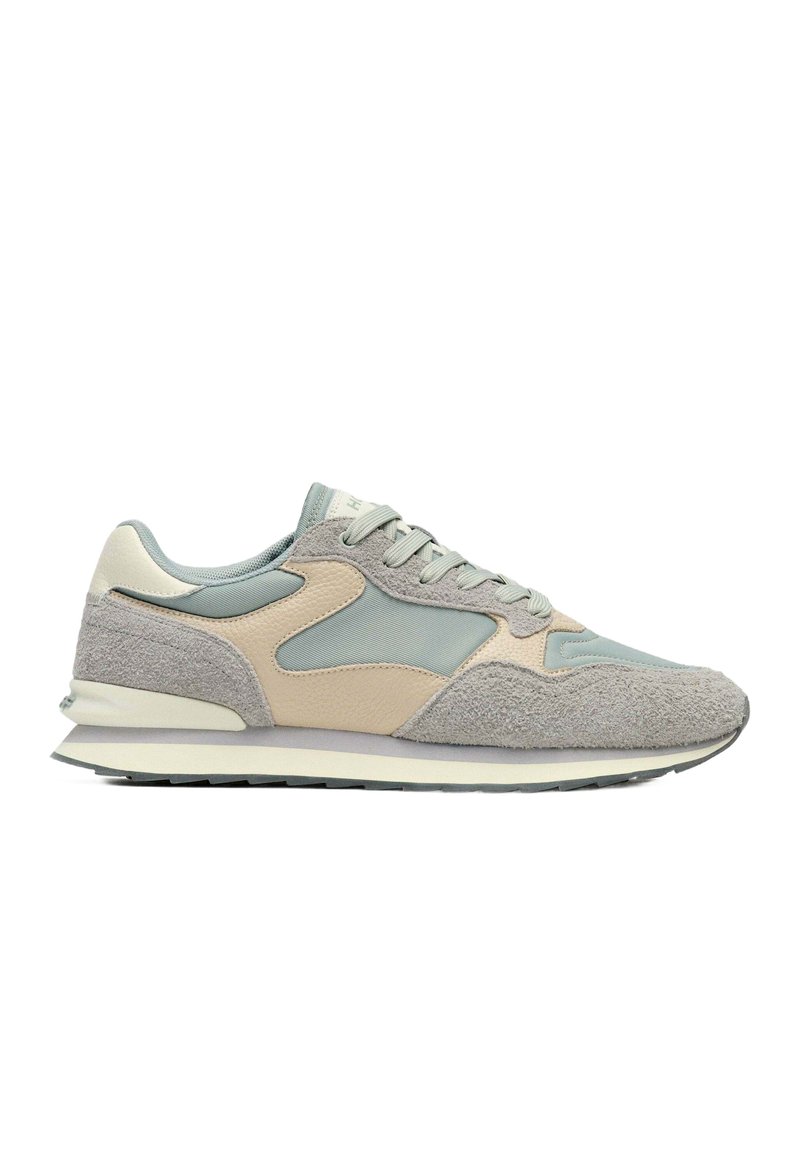 Baskets combinant du daim gris clair et du cuir beige. Surpiqûres lisses en bleu pastel. Semelle de trainer légère.