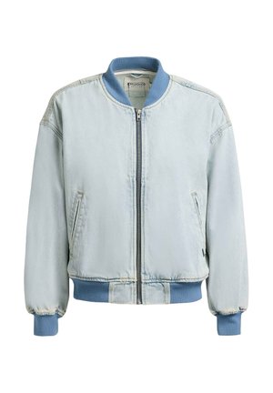 Blouson aviateur en denim bleu clair avec poignets, col et ourlet côtelés en bleu plus foncé, fermeture éclair à l'avant et poches latérales.