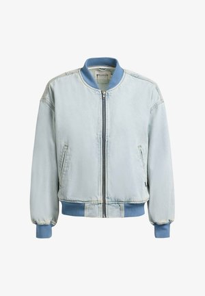 Cazadora bomber de mezclilla azul claro con puños, cuello y dobladillo acanalados en azul más oscuro, cremallera frontal y bolsillos laterales.