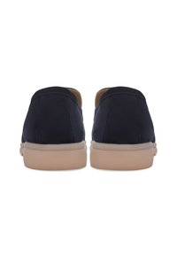 Pantofi din material textil în nuanță de albastru marin, cu un design cu profil redus, având o textură netedă și talpă din cauciuc ușor. Detalii cusături vizibile pe suprafața superioară.