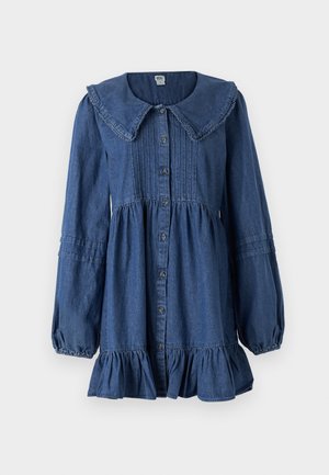 Blå denimkjole med stor krage, knappefront, lange ermer, innsnørt midje og flagrende volangkant. Myk tekstur og detaljert søm.