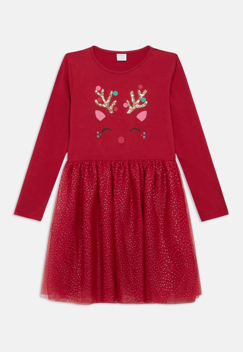 Robe rouge à manches longues avec jupe en tulle scintillante et visage de renne avec bois dorés, oreilles roses et yeux fermés sur la poitrine.