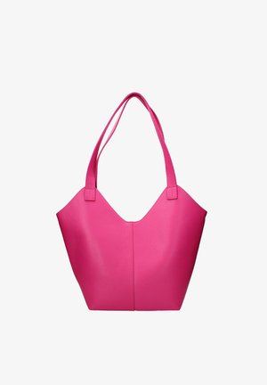 Heldere roze leren totebag met twee schouderbanden en een V-vormige bovenrand, weergegeven tegen een witte achtergrond.