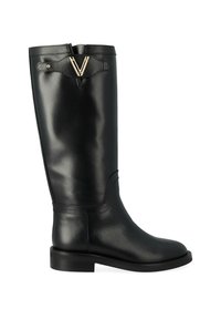 Botte en cuir noir hauteur genoux avec un bout rond, un petit talon et un détail en métal doré en haut avec un design en "V".