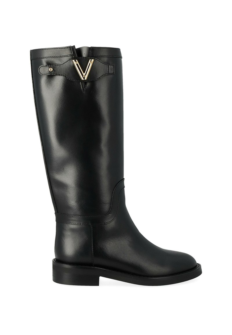 Botte en cuir noir hauteur genoux avec un bout rond, un petit talon et un détail en métal doré en haut avec un design en "V".