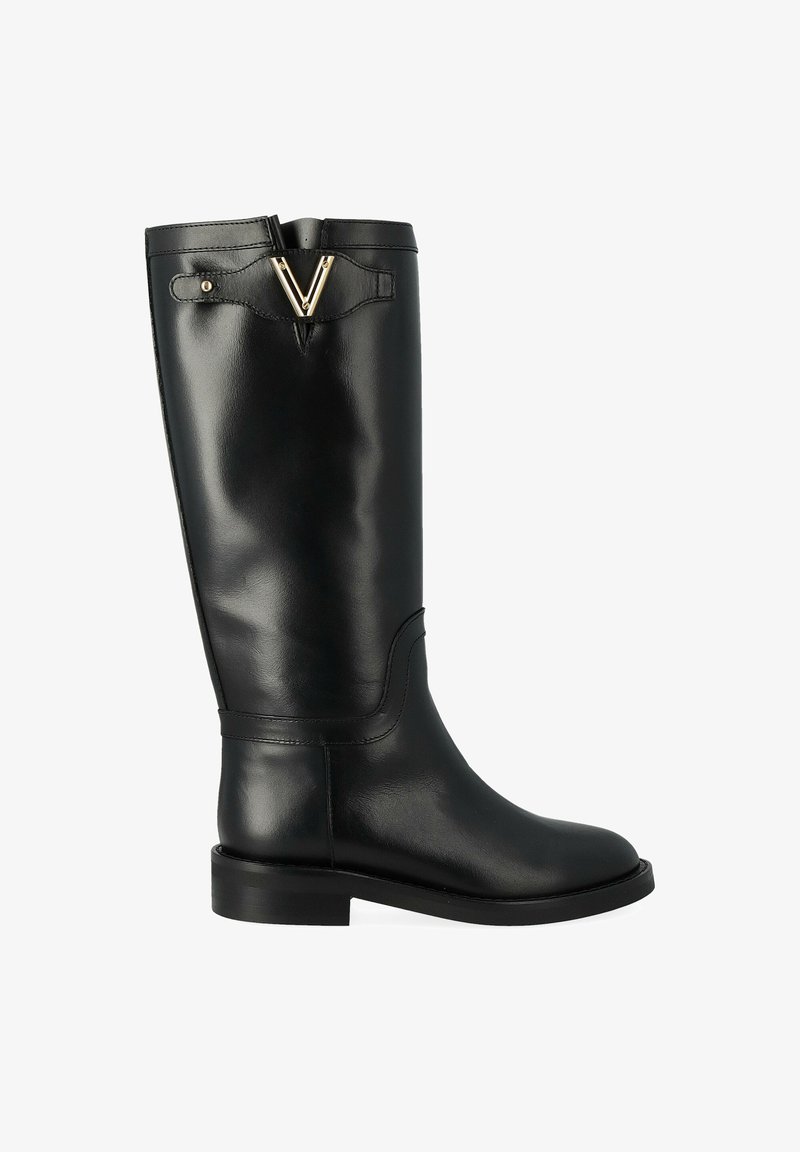 Botte en cuir noir hauteur genoux avec un bout rond, un petit talon et un détail en métal doré en haut avec un design en "V".