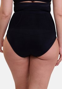 Hoge taille zwarte shapewear, gladde textuur, met naadloze randen en een strakke pasvorm, die bedekking en ondersteuning biedt aan de heupen en buik.