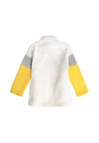 Chaqueta de forro polar con cuerpo blanco, mangas amarillas y detalles grises. Textura suave, diseño con cuello y mangas largas.