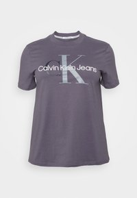 Camiseta de algodón gris con cuello redondo, mangas cortas y un estampado en la parte frontal del logo "Calvin Klein Jeans" con un gran diseño de "K".