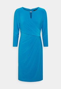 Turkost klänning med trekvartsärmar, med en omslagsdesign, rynkdetaljer vid midjan och dragkedja bak.