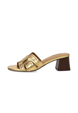 Sandalia mule dorada con punta abierta, una tira ancha y tacón bloque en marrón oscuro, vista de lado sobre fondo blanco.